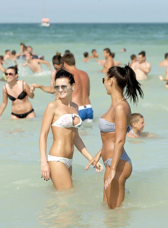 
    Pe Litoral sunt 34 °C. Apa mării are 22-24°C  