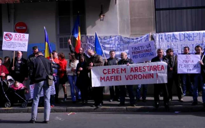 Basarabenii aflaţi la Paris au comemorat victimele din 7 aprilie 2009 în faţa Ambasadei Moldovei din Franţa. FOTO: Clubul Liberal Paris