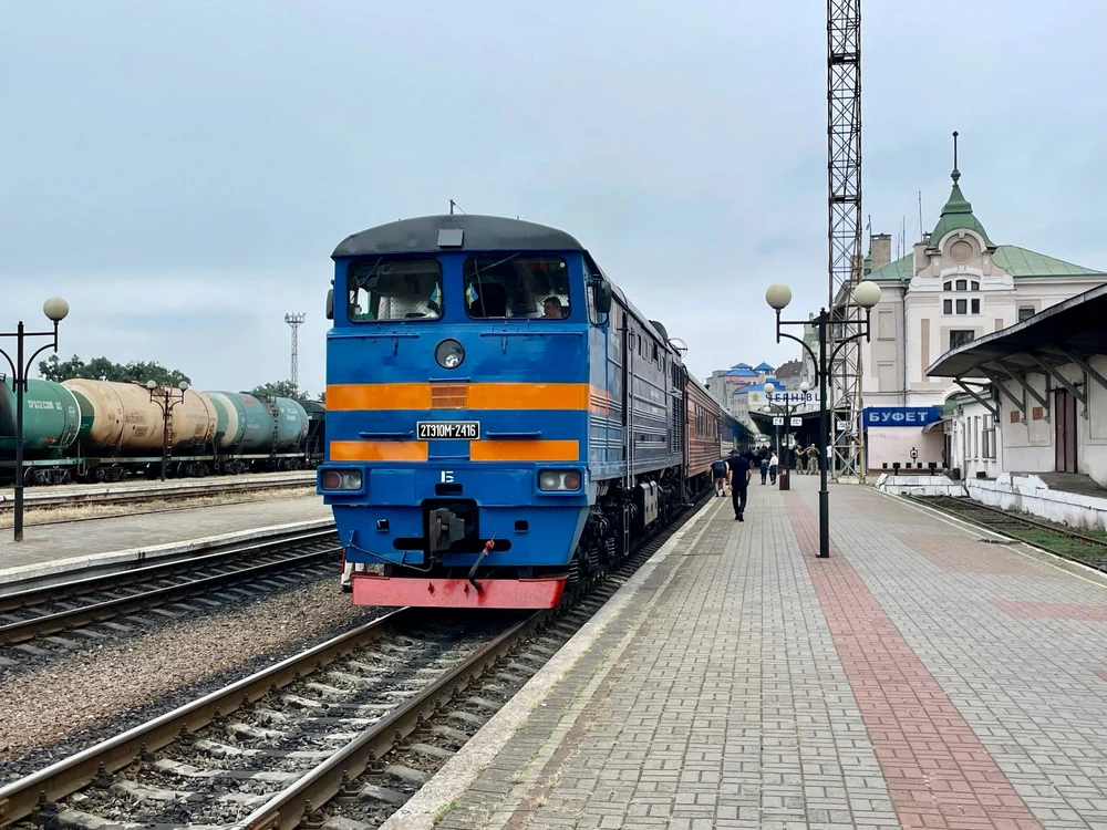 Rușii efectuează atacuri de precizie asupra rețelei feroviare a Ucrainei: „Țintesc direct locomotivele”