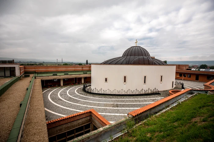 Mănăstirea construită în apropierea Râpei Robilor FOTO basilica.ro