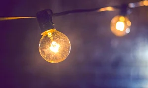Iluminatul solar vs  iluminatul electric în grădină jpg