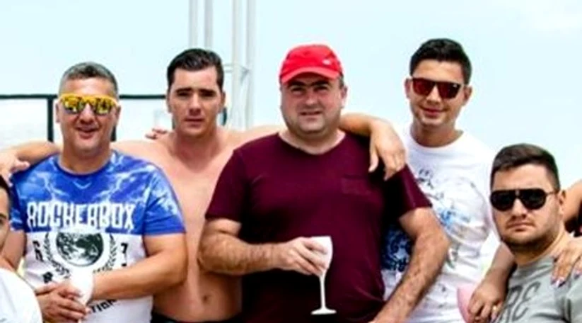 Procurorul Petre Tomoiu (șapcă) împreună cu Dorel Cartofaru (ochelari, stânga)