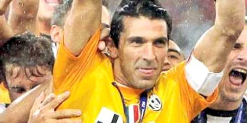 Buffon a ridicat în sezonul trecut trofeul de campion cu Juventus