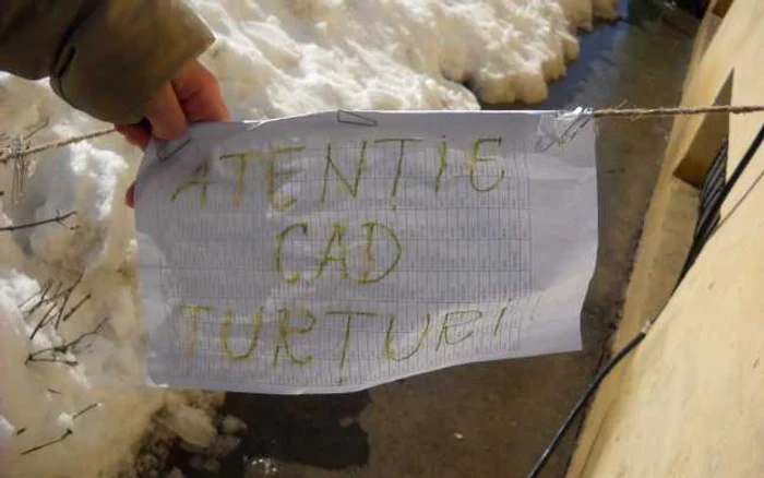 Oamenii au închis aleea de lângă bloc