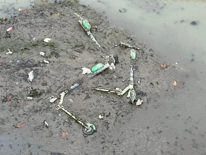 Trotinete electrice aruncate în Dâmbovița