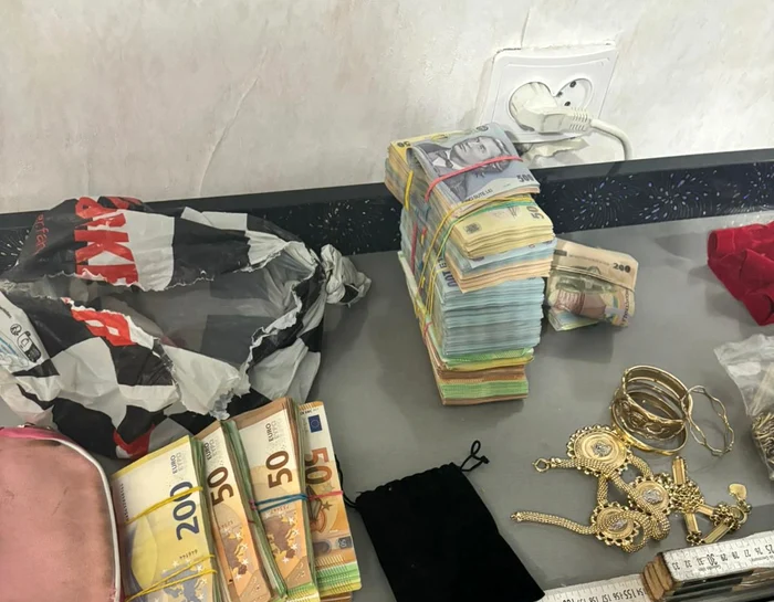 Bani și bijuterii obținute din cămată FOTO: Poliția Română