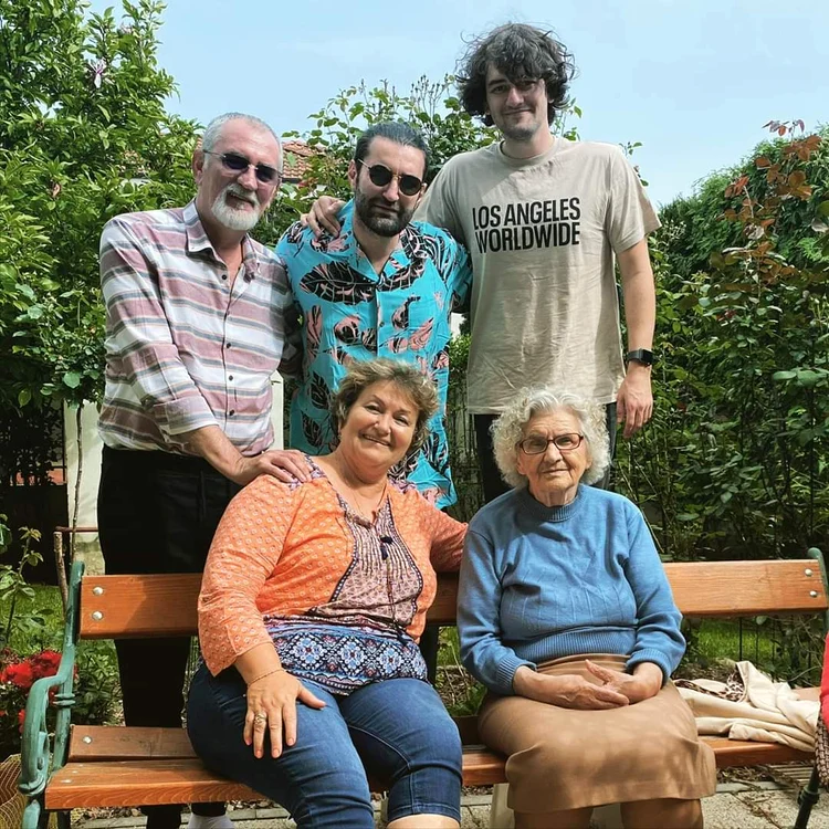 Frații Andrei (Smiley) și Filip, alături de părinți și de bunică