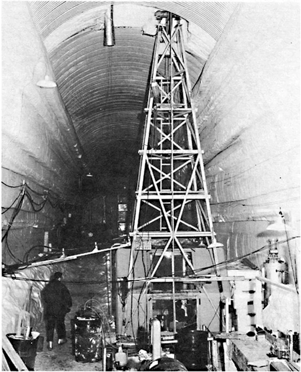 Foraj în interiorul Camp Century (© US Army Cold Regions Research and Engineering Laboratory)
