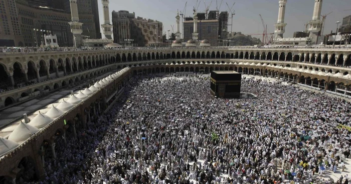 Musulmani în timpul rugăciunii, în centrul oraşului Mecca, unde se află Kaaba, cel mai sfânt loc al islamului FOTO Reuters