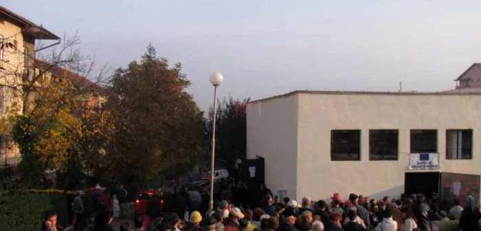 Câteva sute de persoane aşteptau la rând, dimineaţă la ora 8.00, împărţirea pachetelor