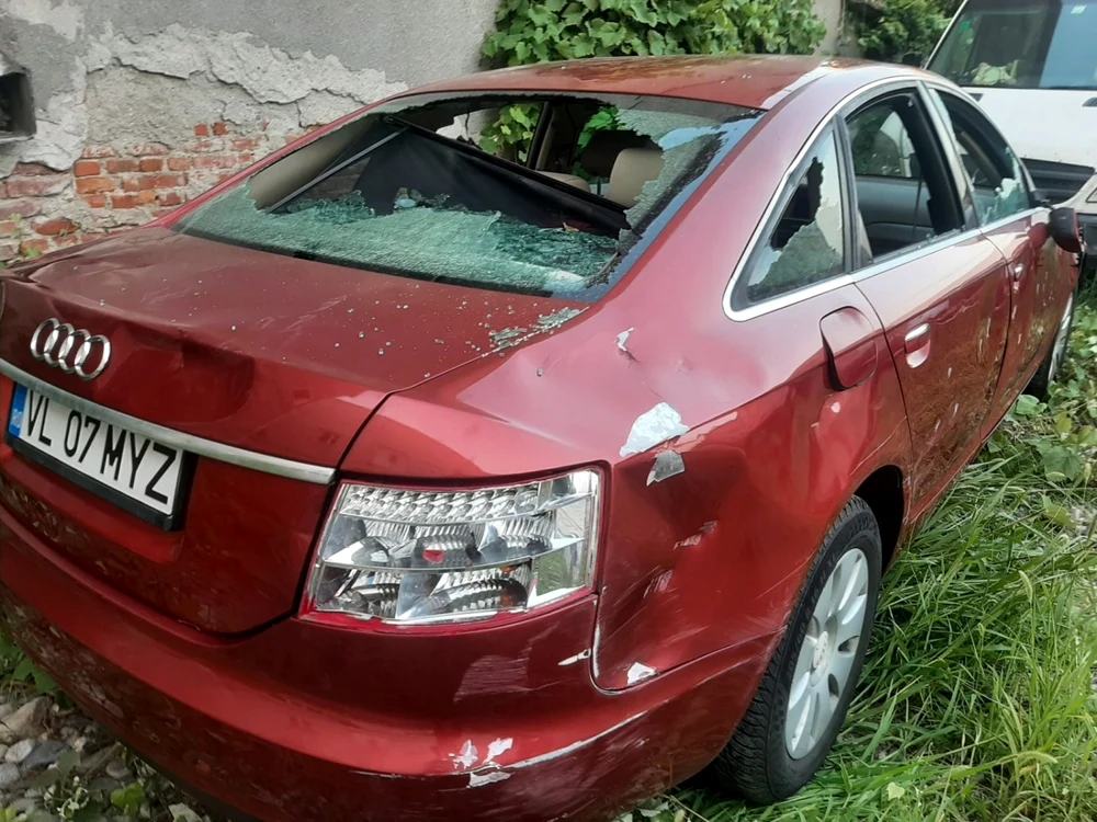 Maşină distrusă de către fiul proprietarului cu un topor în Râmnicu Vâlcea Foto Cristian Mihăilescu