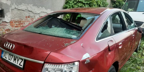 Maşină distrusă de către fiul proprietarului cu un topor în Râmnicu Vâlcea Foto Cristian Mihăilescu