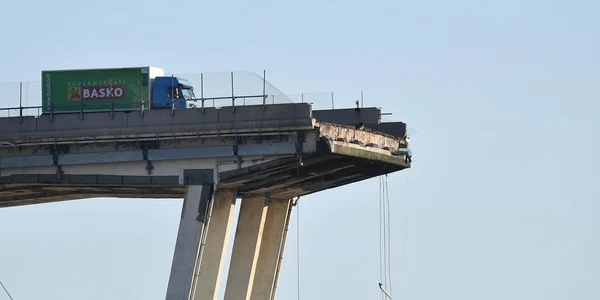 Imaginea Zilei / Vedere generală asupra podului Morandi care s-a prăbuşit la două zile după dezastrul din Genova Italia FOTO EPA – EFE / Luca Zennaro / 16 aug 2018