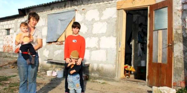 Nicoleta Izvoranu şi cei trei copii ai săi trăiesc într-o sărăcie lucie