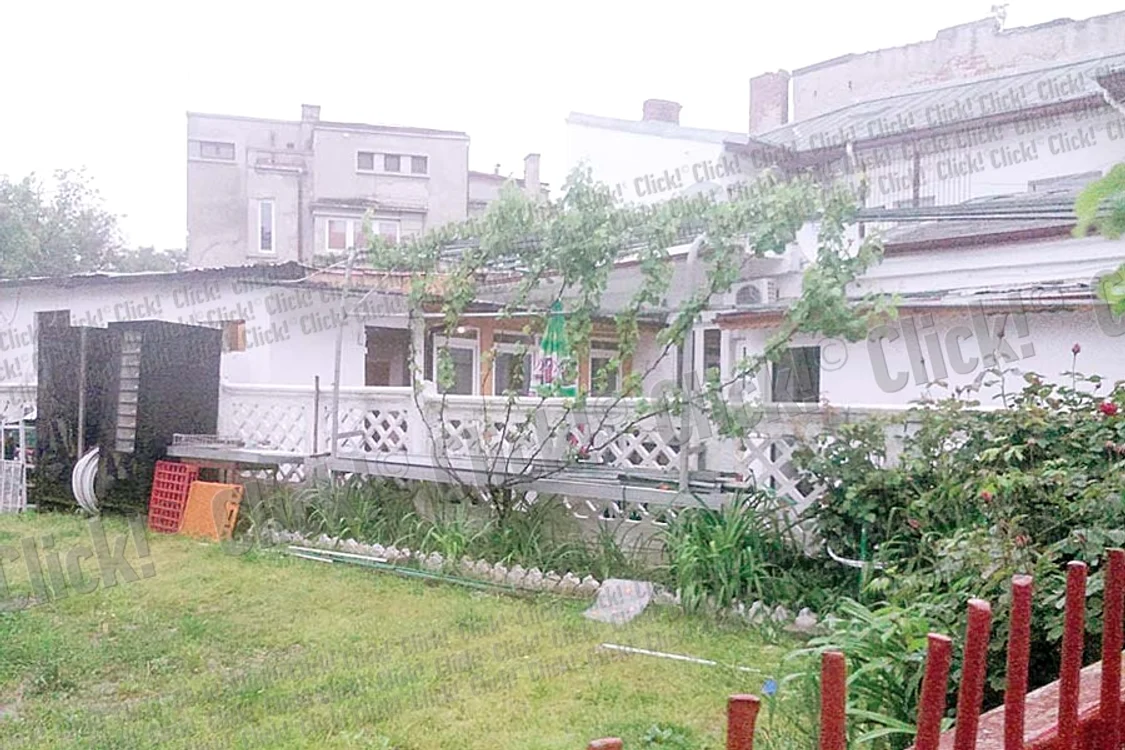 Aceasta este casa unde locuieşte Franco, băiatul cu care fiica lui Minune a fugit de acasă. Locuinţa e modestă, iar familia n-are prea mari posibilităţi materiale