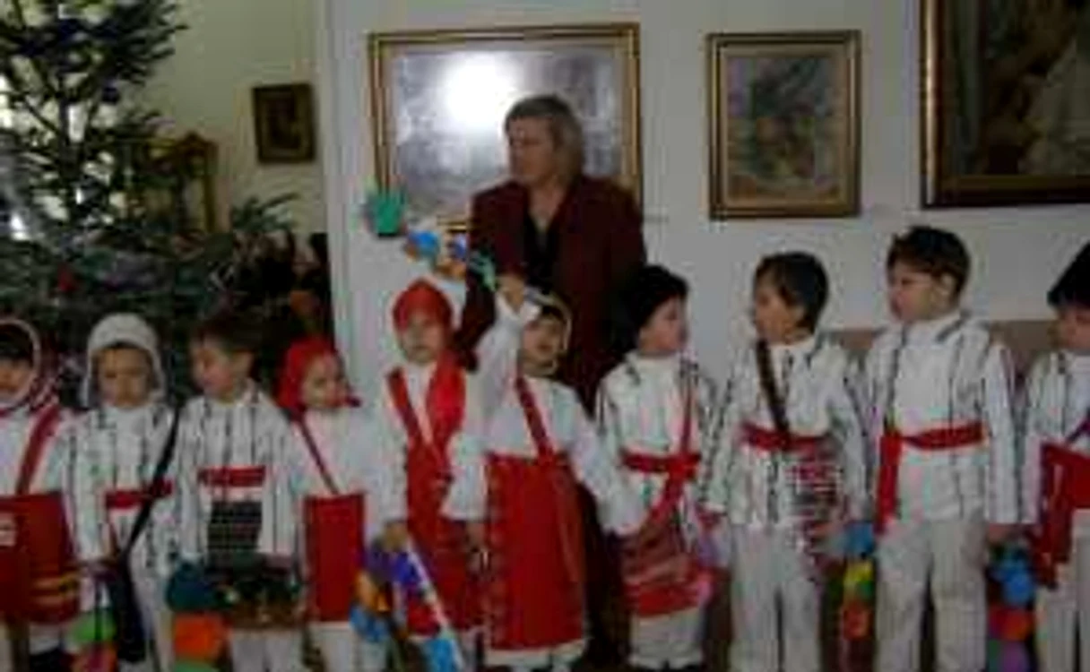Micuţii au îmbrăcat costume populare şi s-au pus pe colindat. FOTO: MUZEUL BRĂILEI