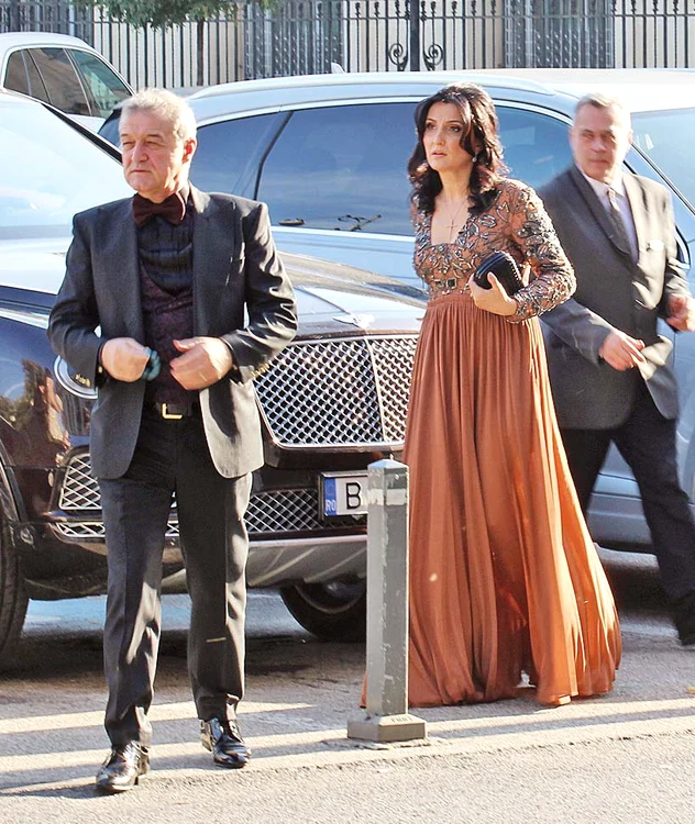 Luminiţa Becali a purtat o rochie maro cu broderie în jurul bustului