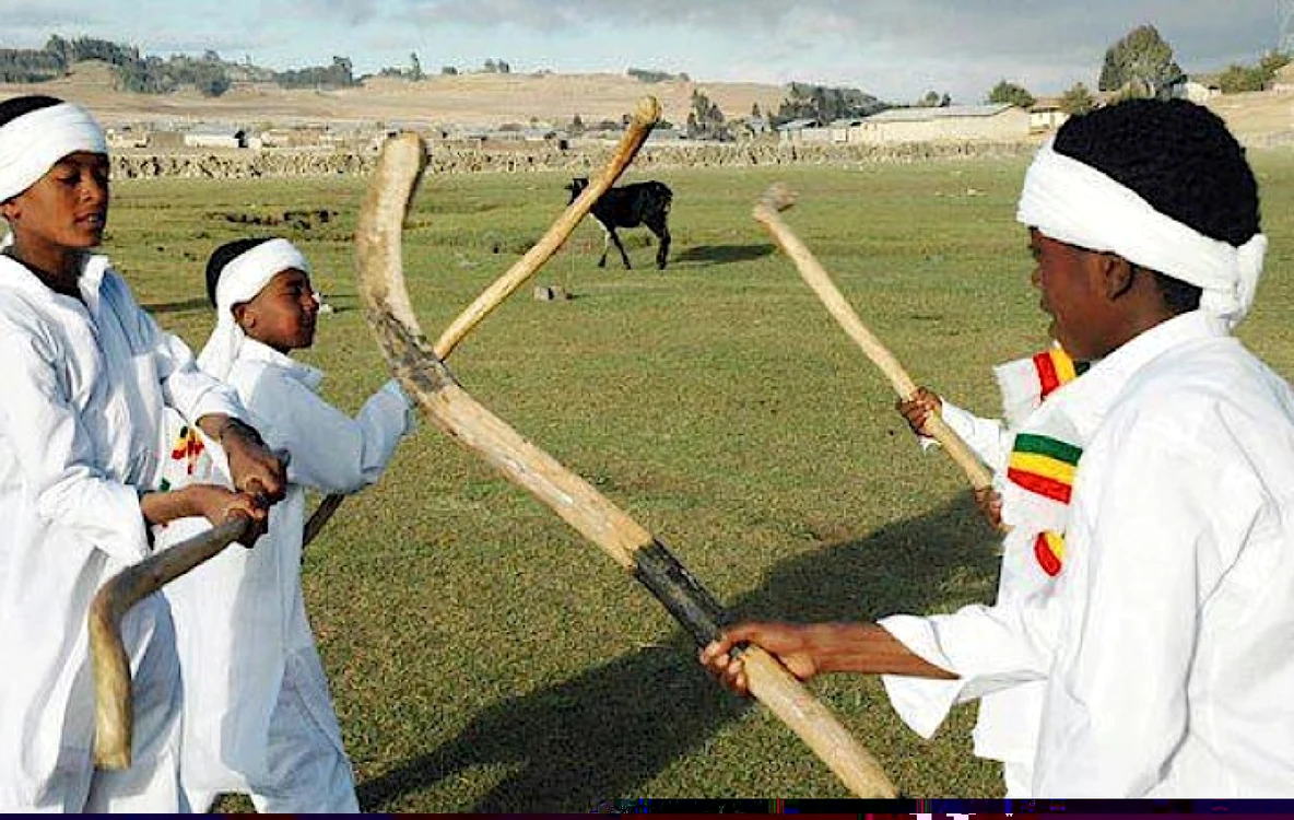De Crăciun, bărbaţii şi tineri din Etiopia practică un joc asemănător cu hocheiul FOTO: hockeygods.com