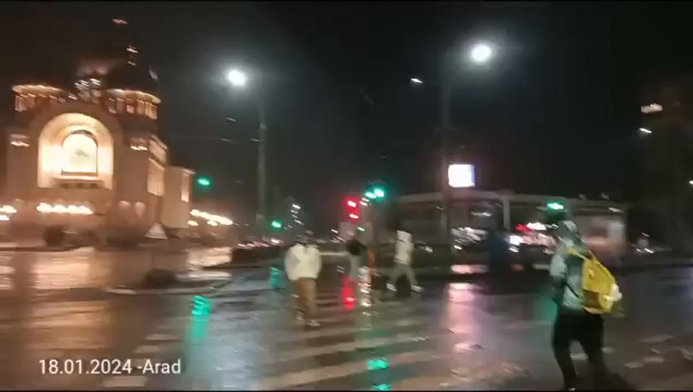 Ornament uriaș, rostogolit de vânt într-o intersecție urbană. Pomul de Crăciun, pus la pământ VIDEO 