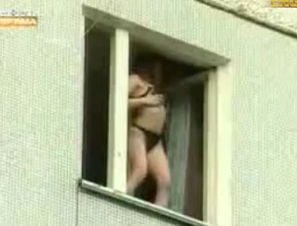 Fetele dansează la fereastra apartamentului