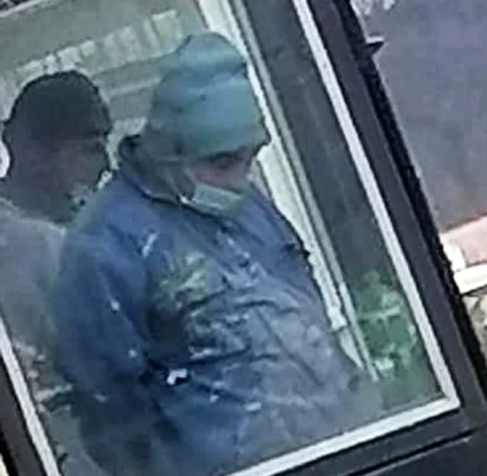 
    Cei doi ostatici au fost aduși în balcon, legați la mâini, pentru a-i vedea o țară-ntreagă  