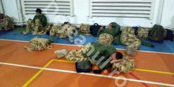 Militarii s-au odihnit câteva ore pe podeaua unei săli de sport. FOTO dejeanul.ro