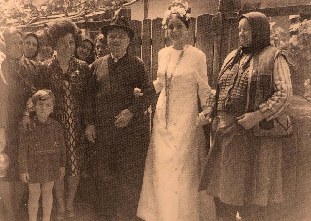 1972 - Nuntă la Dăbuleni:  Ionela Prodan  în rochie de mireasă,  alături de mama ei, Maria