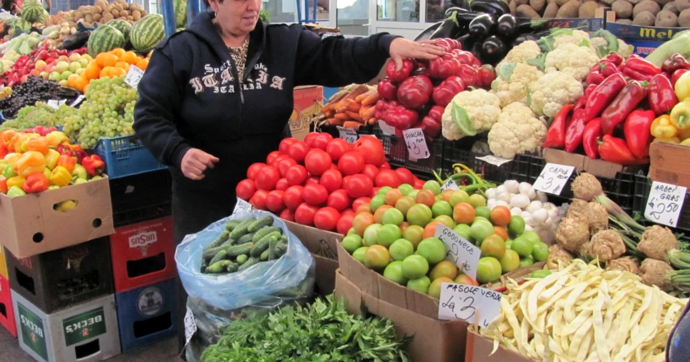 Pieţele din Ploieşti abundă în legume bune de pus la murat 