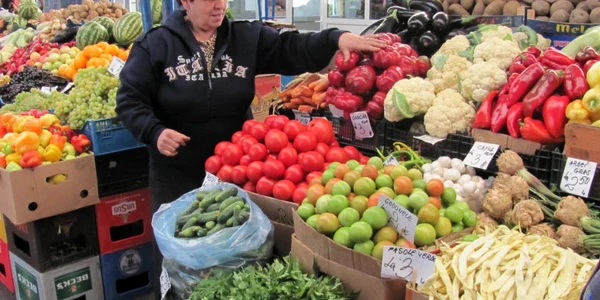 Pieţele din Ploieşti abundă în legume bune de pus la murat 