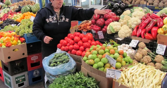 Pieţele din Ploieşti abundă în legume bune de pus la murat 