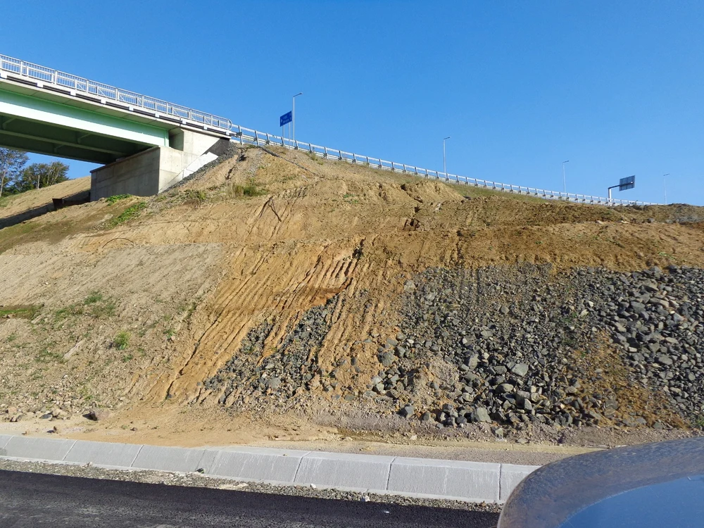 Crapăturile sunt la malul de pământ care stă să se prăvălească peste tronsonul 3 al Autostrăzii Lugoj-Deva
