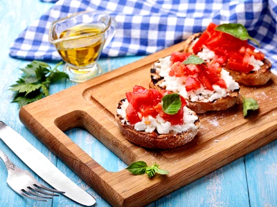 Bruschete cu feta si rosii Sursa foto shutterstock 710944210 jpg