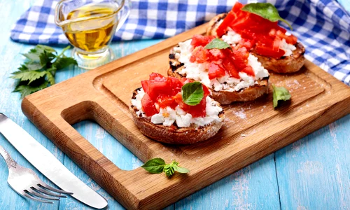 Bruschete cu feta si rosii Sursa foto shutterstock 710944210 jpg
