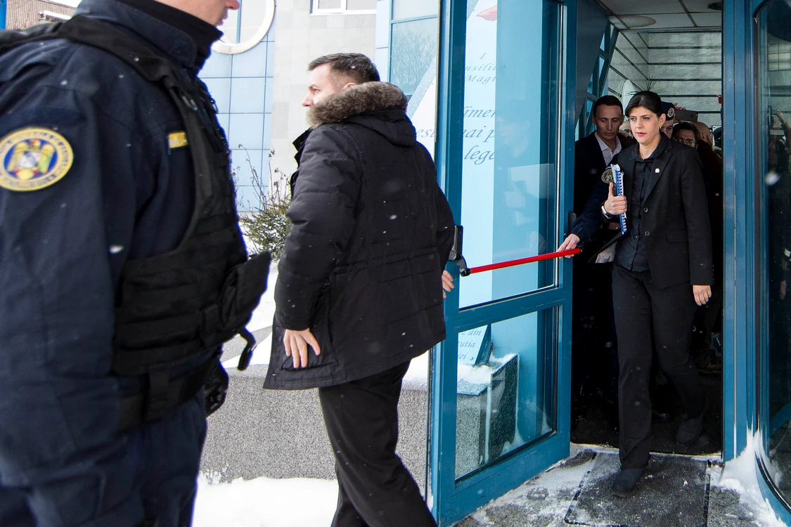27 februarie 2018. Laura Codruța Kovesi, imediat după ce a fost cerută revocarea din funcția de procuror-șef DNA, apărată de același SPP-ist