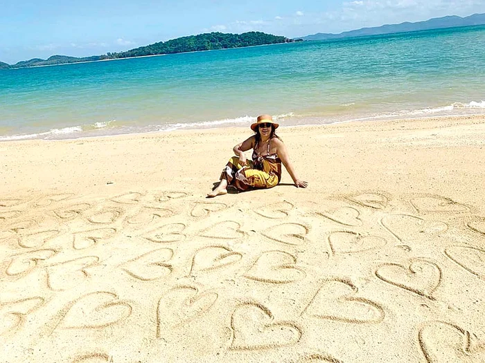Mirela Retegan a umplut cu inimioare o plajă din Thailanda