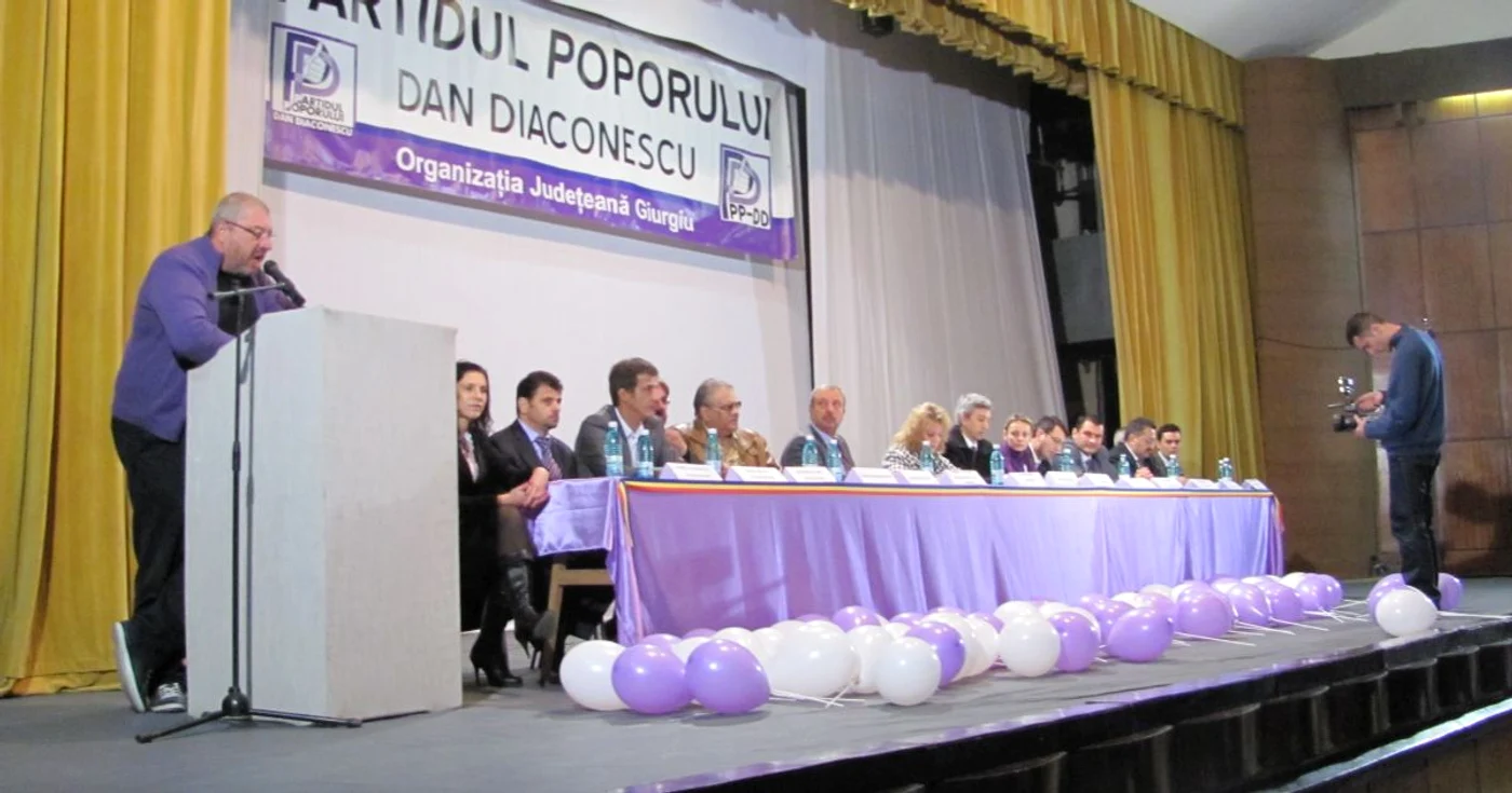 În faţa unei săli pline, Dan Diaconescu a lansat, cu şase luni în avans, campania electorală