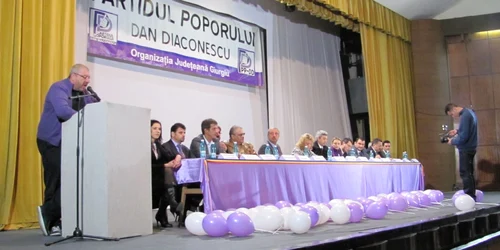 În faţa unei săli pline, Dan Diaconescu a lansat, cu şase luni în avans, campania electorală