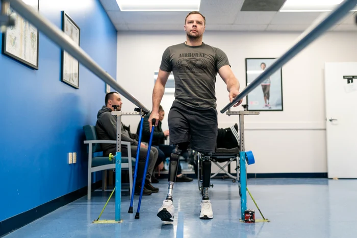 Soldat cu ambele picioare amputate. Foto: NPR 