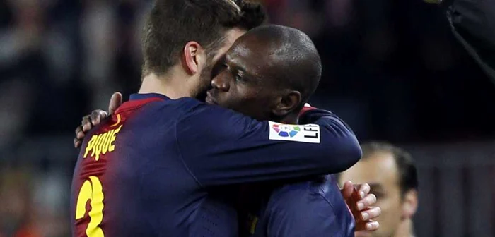 Abidal a fost îmbrăţişat de Pique, înainte de a intra pe teren. FOTO: Reuters