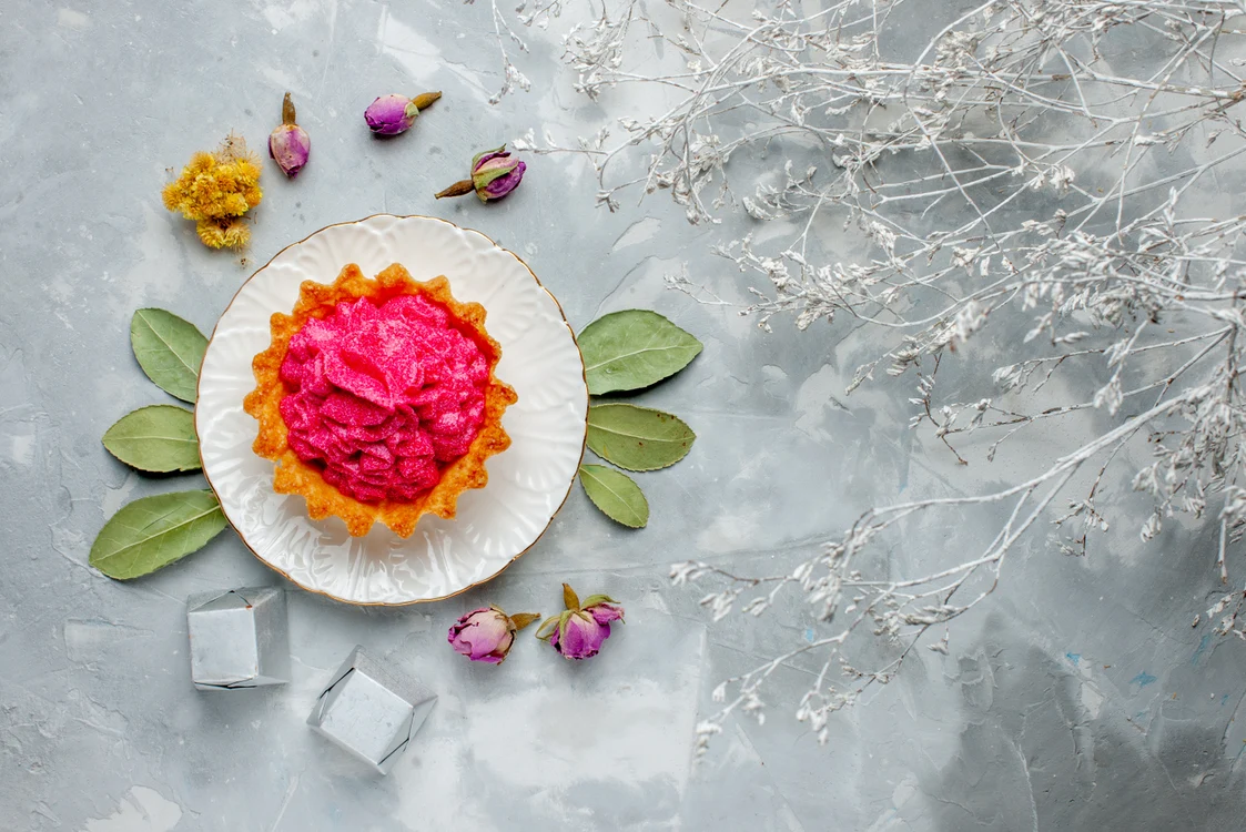 Unele flori adaugă aromă și un plus de atractivitate alimentelor. Foto: Freepik.com