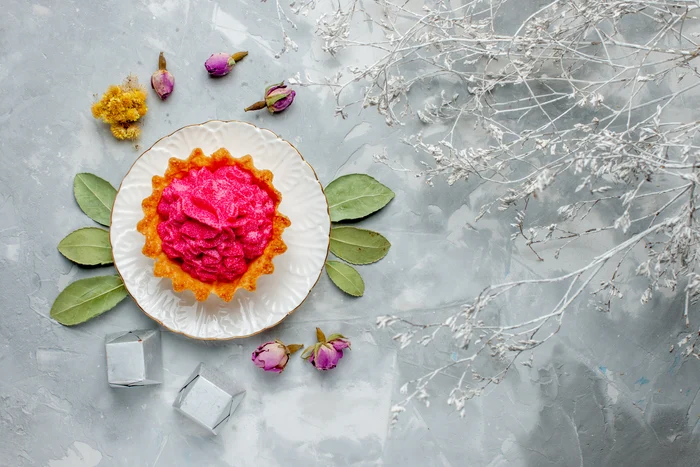 Unele flori adaugă aromă și un plus de atractivitate alimentelor. Foto: Freepik.com