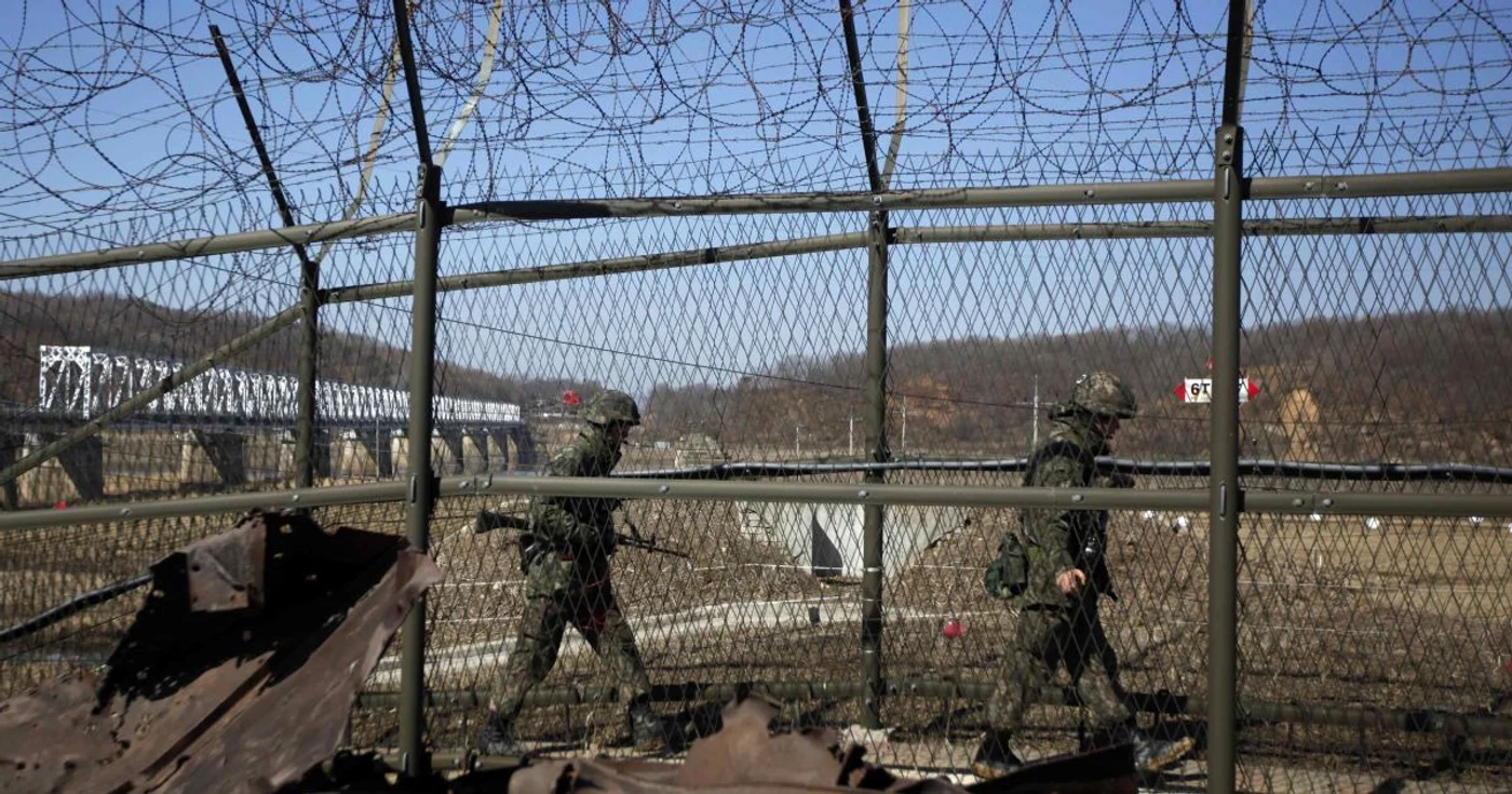 Soldaţi sud-coreeni patrulează în zona dimilitarizată care separă cele două Corei FOTO Reuters