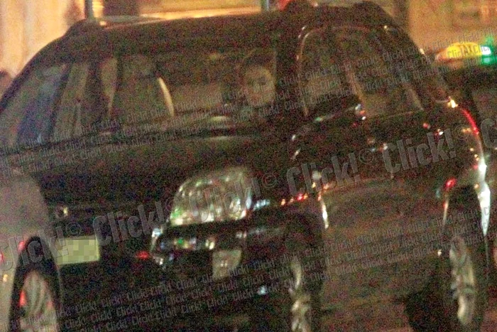 Salam şi pâine şi-a cumpărat Oana Roman, la ceas de seară, dintr-un supermarket non-stop (Fotografii: Mihai Ionescu)