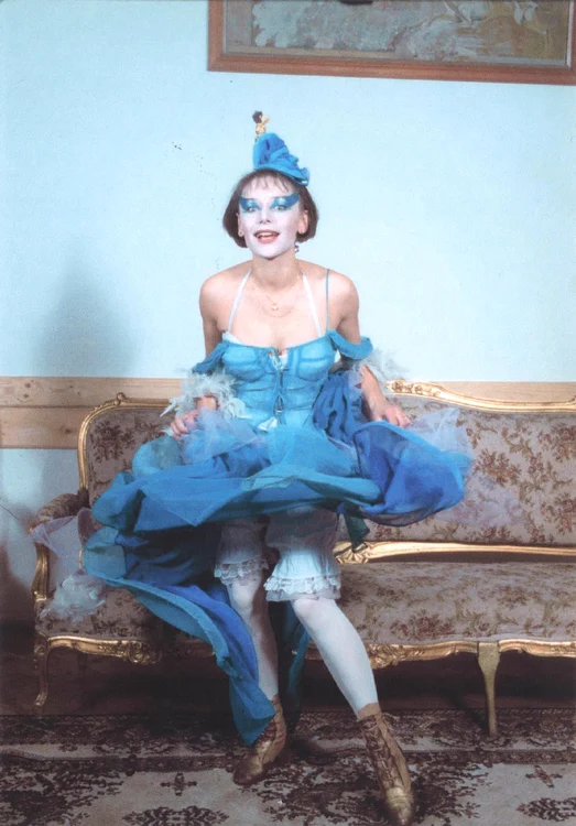 Cătălina Mustață în costum, la Teatrul Mic