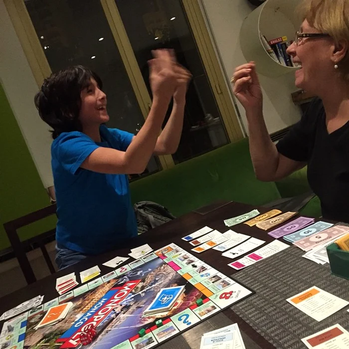 Fiul Mihaelei Rădulescu, fericit în timpul unui joc de societate