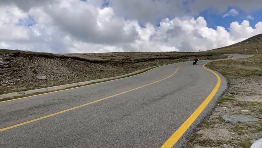 Sute de turiști au venit pe Transalpina în primele zile din acest an în care s-a putut circula pe tot tronsonul VIDEO
