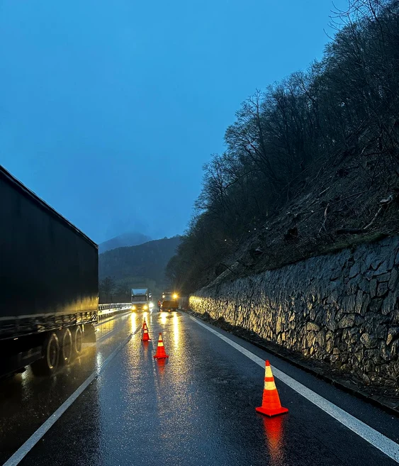 Trafic alternativ pe Valea Oltului din cauza căderilor de pietre de pe versanți Foto IPJ Vâlcea