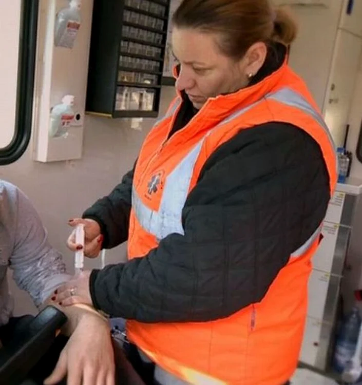 
    Medicii au acordat îngrijiri medicale unuia dintre cei mai muncitori concurenţi de la "Ferma Vedetelor"foto: captură Pro Tv  