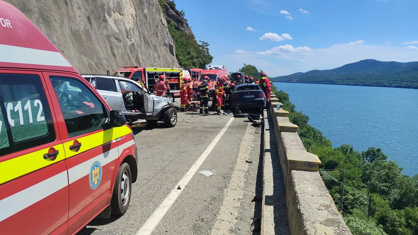 În accident au fost implicate trei autoturisme. FOTO: DRDP Craiova