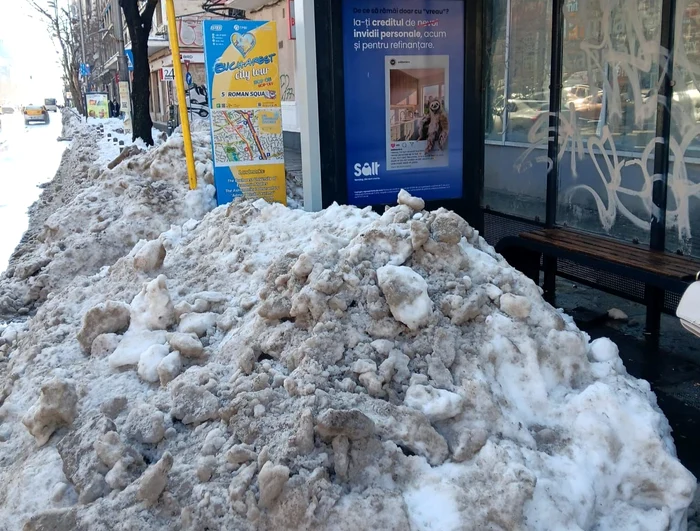 Stație de autobuz plină de zăpadă. FOTO Facebook Ciprian Ciucu